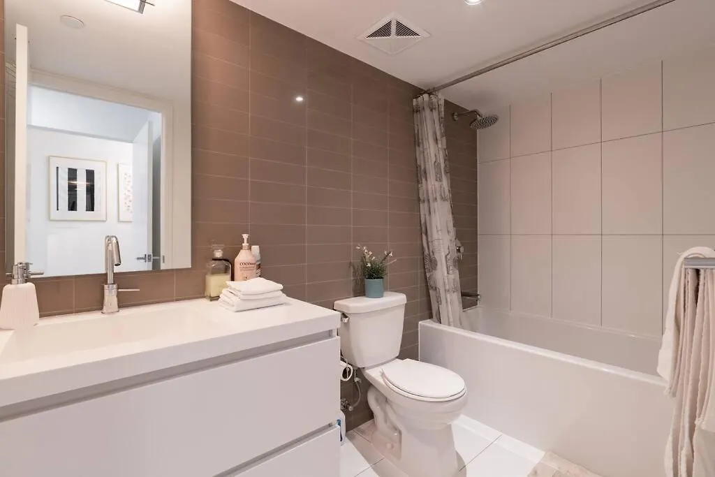 Luxe 2 Bed Suite Downtown Toronto Near Waterfront 0*,  Canada