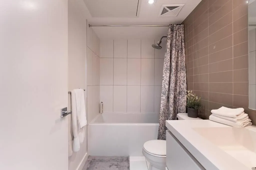 Luxe 2 Bed Suite Downtown Toronto Near Waterfront